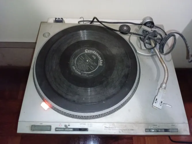 Toca-discos antigo
