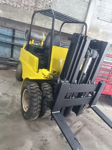 Empilhadeira Yale 4TON motor 6 Cilindros a Gás usada