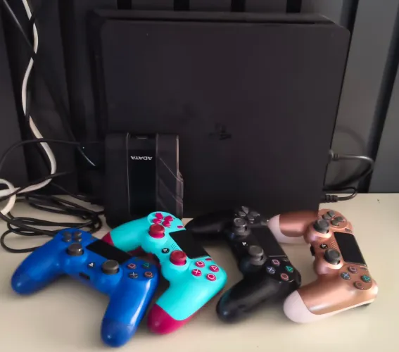 Ps4 Slim 4 com 2TB + 4 controles