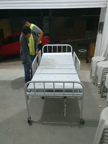 Cama hospitalar manual com duas manivelas para ajuste de posição.