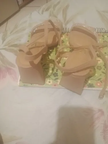 Vende-se sandália nova Vizzano n* 37. Valor: 120.00