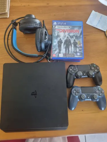 Ps4 500Gb, 02 controle + headset
