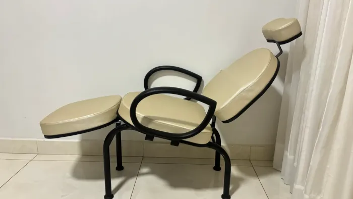     Cadeira para Maquiadora Profissional com Apoio de Cabeça - Semi Nova