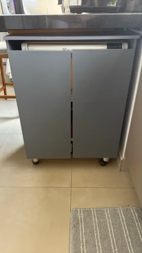 Armário cozinha microondas, utensílios e alimentos