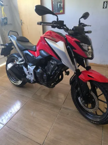 Vende se cb 300 f