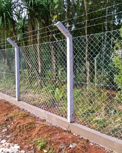 Cerca de alambrado com mureta