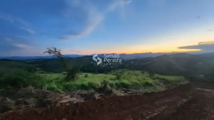 Terreno para venda tem 493m² em Centro - Simão Pereira - MG