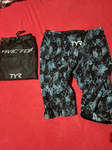 Vendo traje Tyr natação 