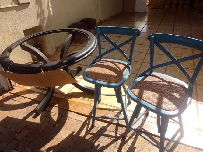 Pra desapegar rápido,mesa com dois bancos de bistrô