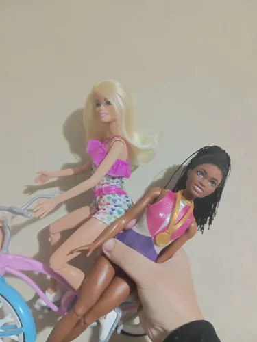 Vendo bonecas Barbie com bicicleta e ginasta (não acompanham todos os acessórios originais