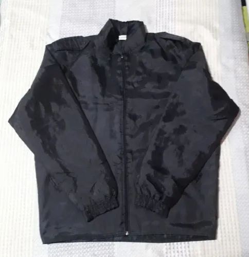 Jaqueta preta impermeável masculina