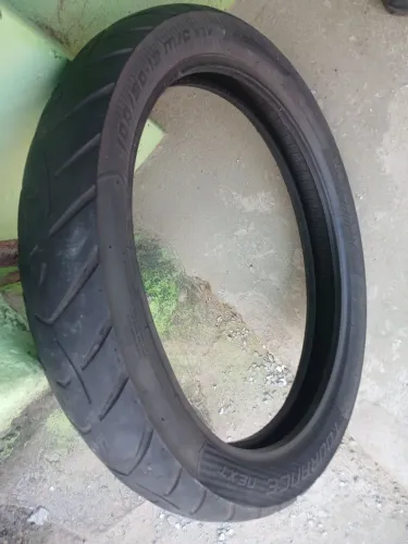Vendo um pneu meia vida dianteiro número 100/90/90 , 50 reais moro no bairro São Gabriel