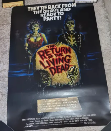 Filme A volta dos mortos vivos (poster obras primas)