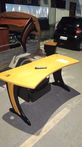 Mesa de escritório com gaveta