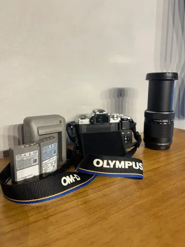 Kit Câmera Olympus OM-D E-M10 Mark III 4K + Lente 14-42mm + Lente 40-150mm + 2 Baterias