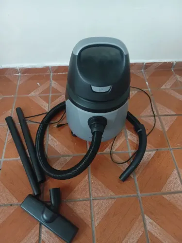 Aspirador de pó e água.