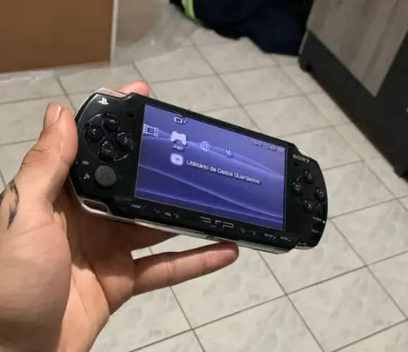 Sony PSP 2001 Slim + carregador + 2 Memory Stick