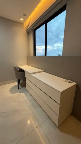 Mesa com 6 gavetas