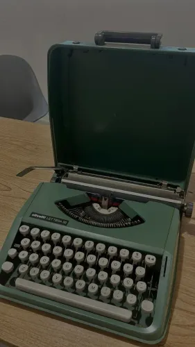 MAQUINA DE ESCREVER OLIVETTI - LETTERA 82