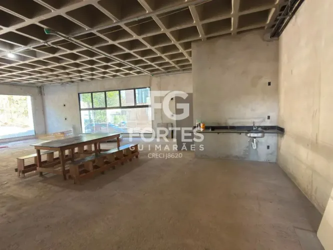 Sala comercial ampla em primeira locação, localizada no pavimento térreo, com 155,04m² de