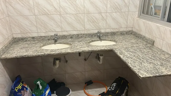 BANCADA DE GRANITO EM L COM 2 CUBAS - R$ 650