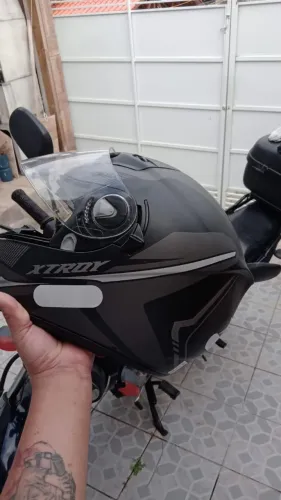 Capacete semi novo 