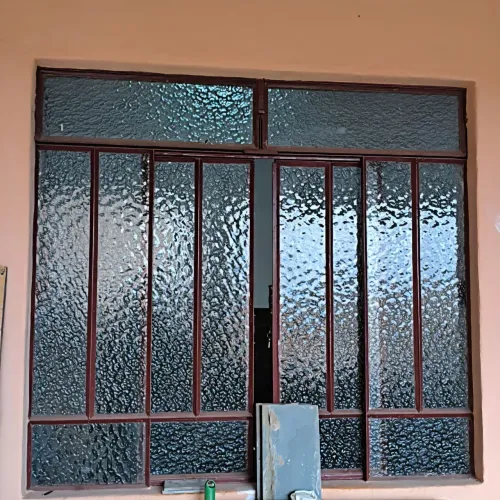 Janela de ferro com basculante, vidros e pintura<br>R$ 330,00