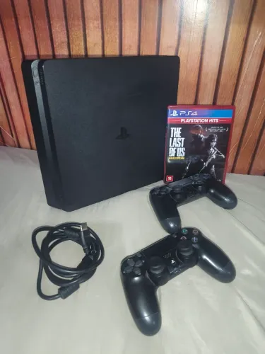 PS4 SLIM 1TB 2 CONTROLES 1 JOGO