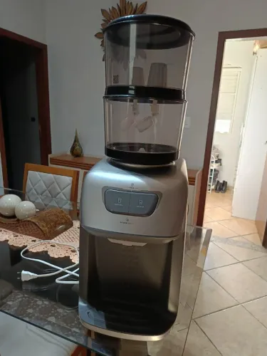 Bebedouro prata Eletrolux com purificador Lazarios com refrigeração eletrônica seminovo