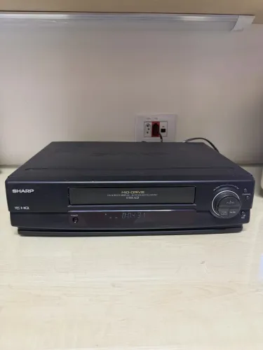 Videocassete Sharp VHS HQ 4 Cabeças Mid-Drive - Funcionando