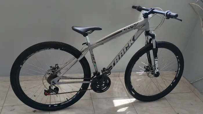 Vendo bicicleta nova, nunca usada. Aros 29 freios a discos, amortecedor dianteiro, otima