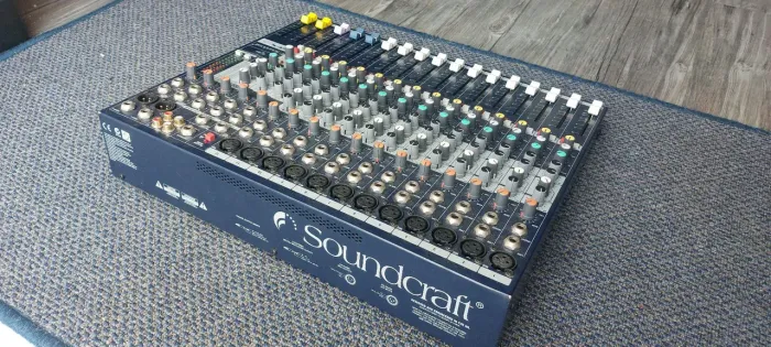 Mesa de som Profissional SOUNDCRAFT EFX 12