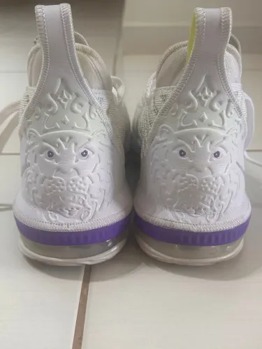 NIKE LEBRON JAMES BUZZLIGHTEAR