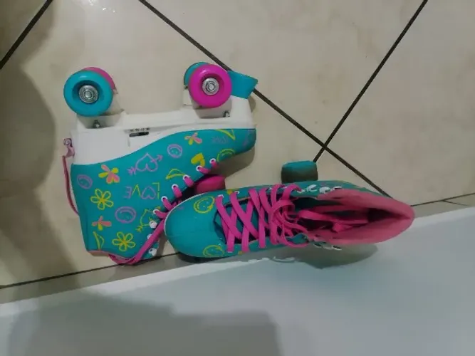 Par de Patins Radkal 4 Rodas Ajustaveis Tamanho 35 a 38Azul Fenix Brinquedos? Suporta até