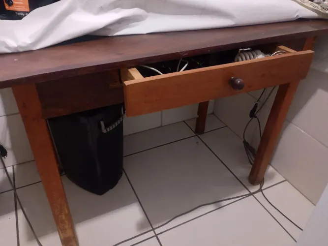 Vendo mesa de madeira maciça em ótimo estado de conservação