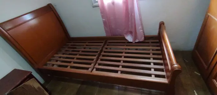 Cama de madeira maciça