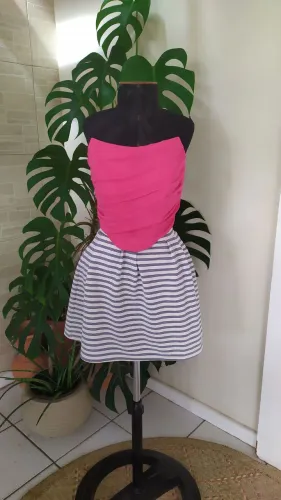 Saía plissada em listra branca e azul Tam P Marisa