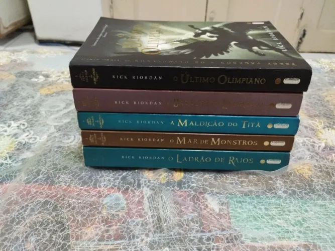 Coleção Percy Jackson usada em bom estado.