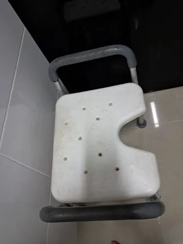 CADEIRA COM ENCOSTO DE BANHO IDOSO