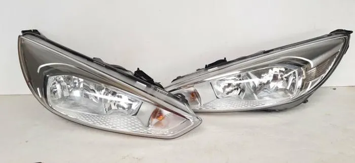 Farol ford focus 16/18