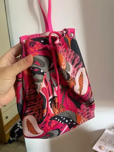 Bolsa estilo saquinho estampada 