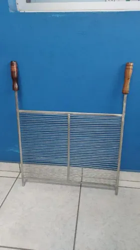 Grelha de aço inoxidável.