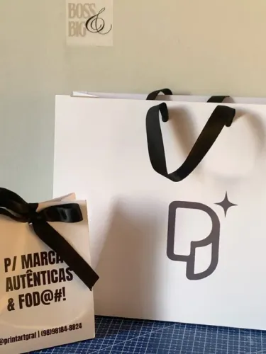Sacolas, adesivos e tags personalizadas