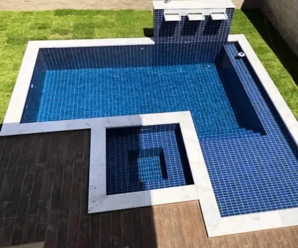 Borda de piscina em mármore branco bruto