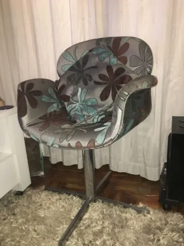 Poltrona cromada giratória estampada 