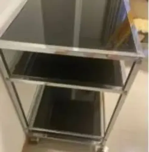 Mesa tipo Bar em vidro, perfeito estado e muito bonito, valor para desocupar e sair logo. 