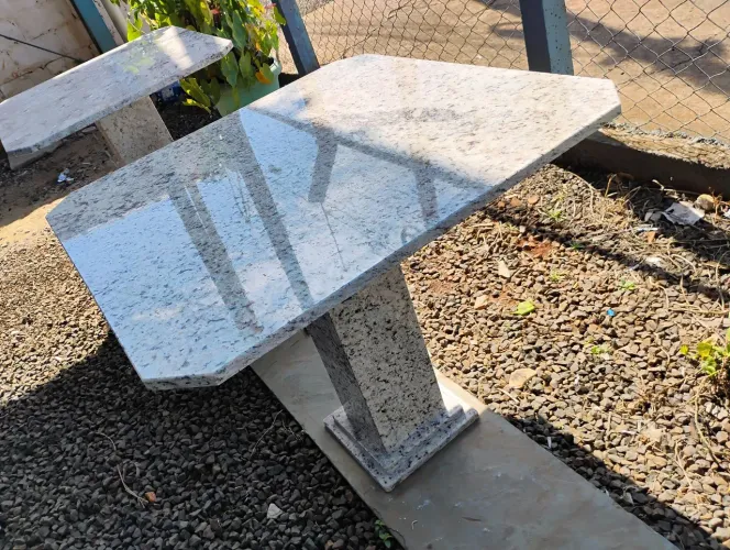 Mesa de granito branco marfin para 4 cadeiras