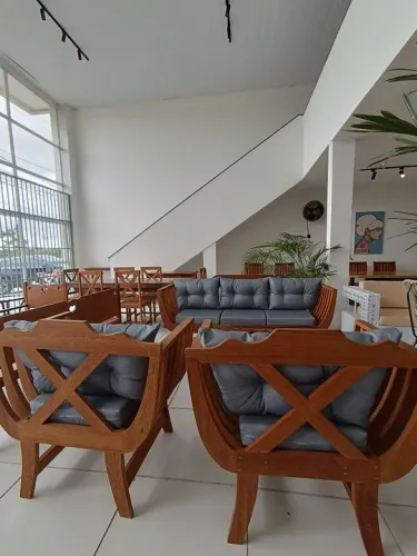 Sofá Novo em madeira maciça 