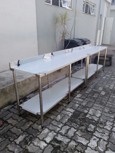 Bancadas e estantes para comércio.