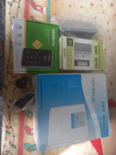 Vendo essa fechadura eletrônica e magnífica intelbras com fonte e 15 chaves por 850 reias